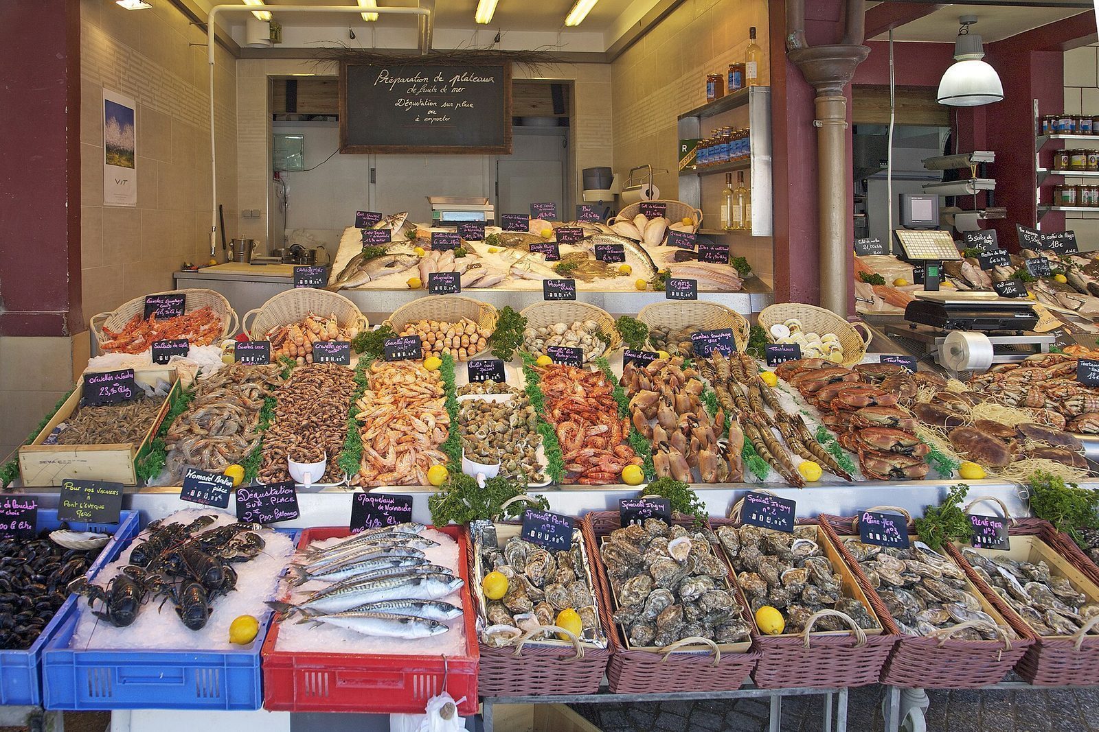 Fiskedisk i Trouville med østers, reker, krabbe og fisk på is