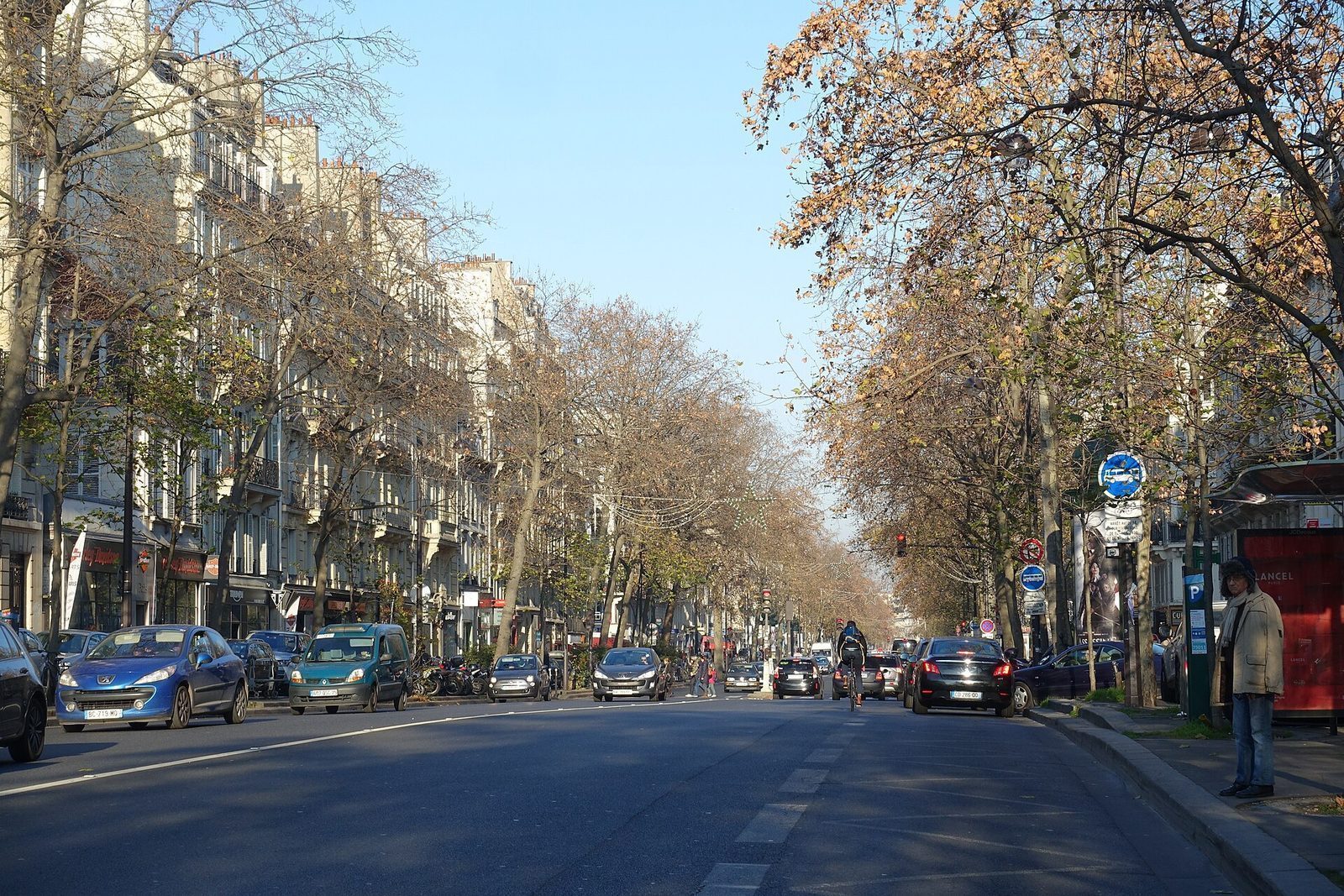 Boulevard Beaumarchais med lange rekker av parisiske bygårder og trær langs kjørebanen