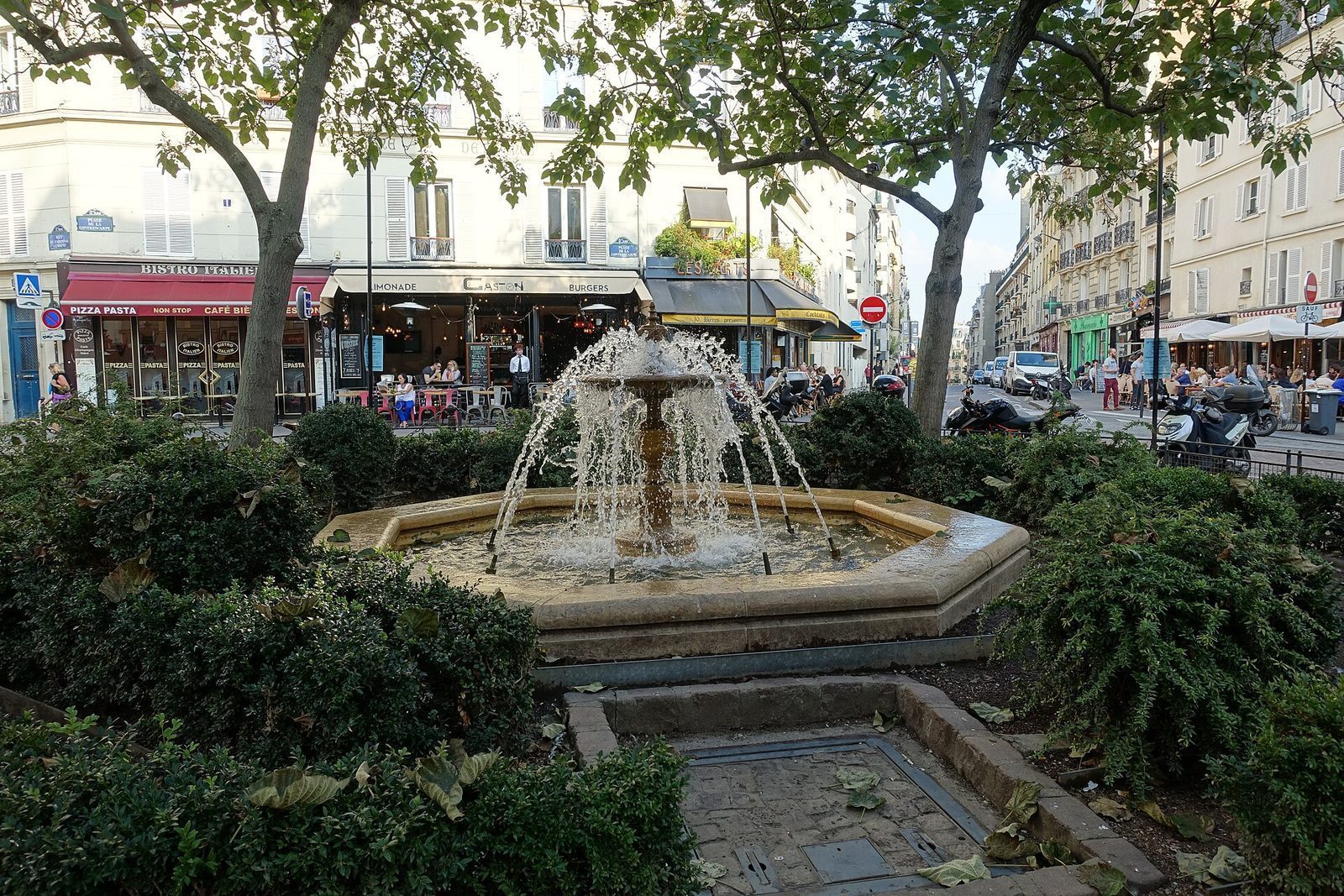 Fontenen på Place de la Contrescarpe i 5. arrondissement, omkranset av kaféterrasser