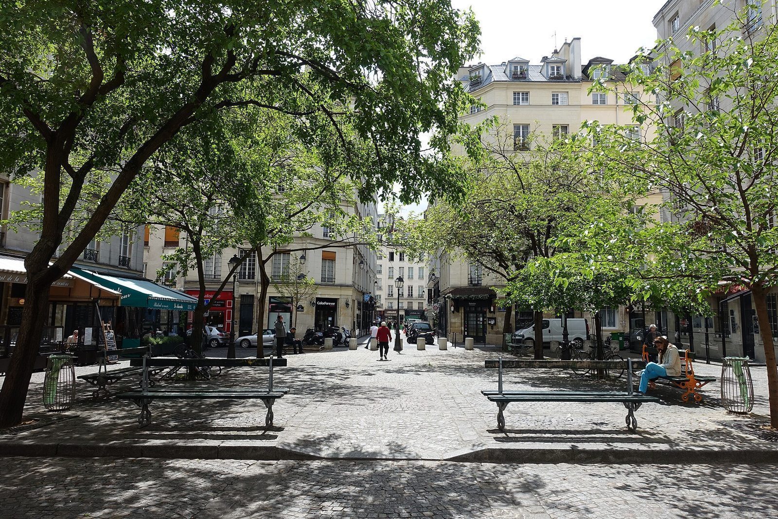 Den trebevokste Place du Marché Sainte-Catherine i Le Marais med benker og små butikker