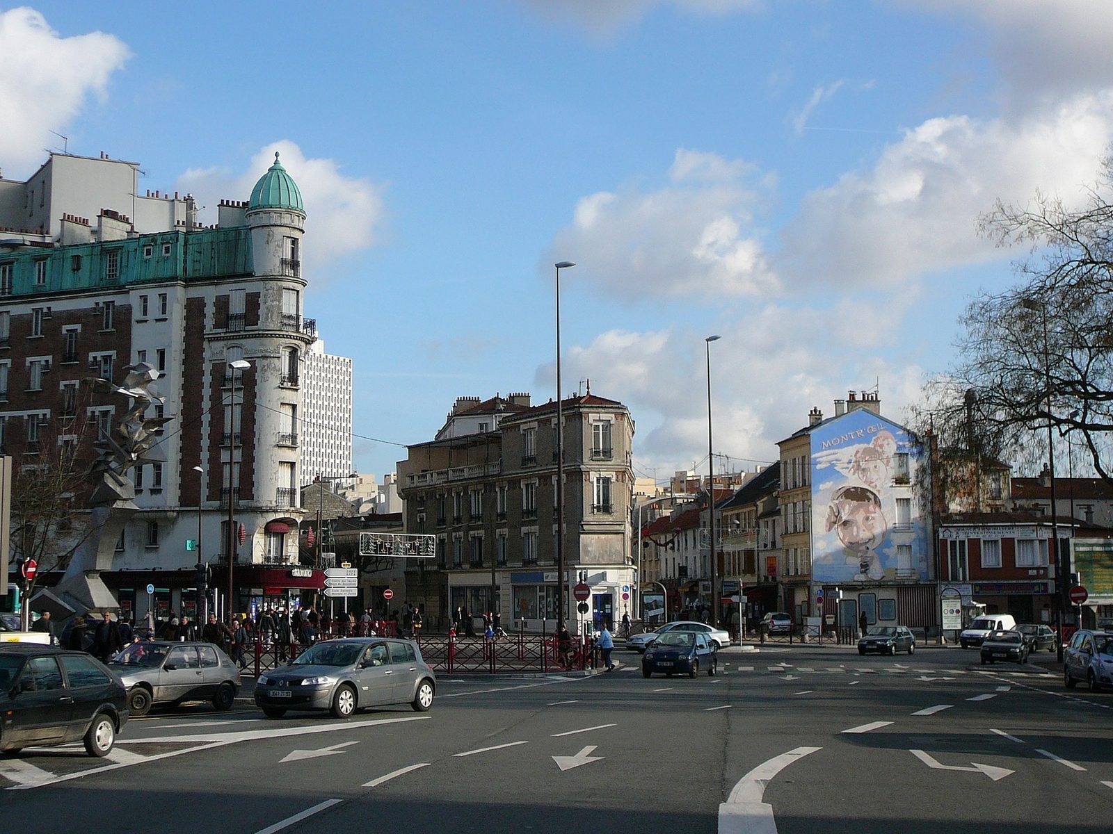 Plassen Croix de Chavaux i Montreuil med bygårder, veggmaleri og trafikk