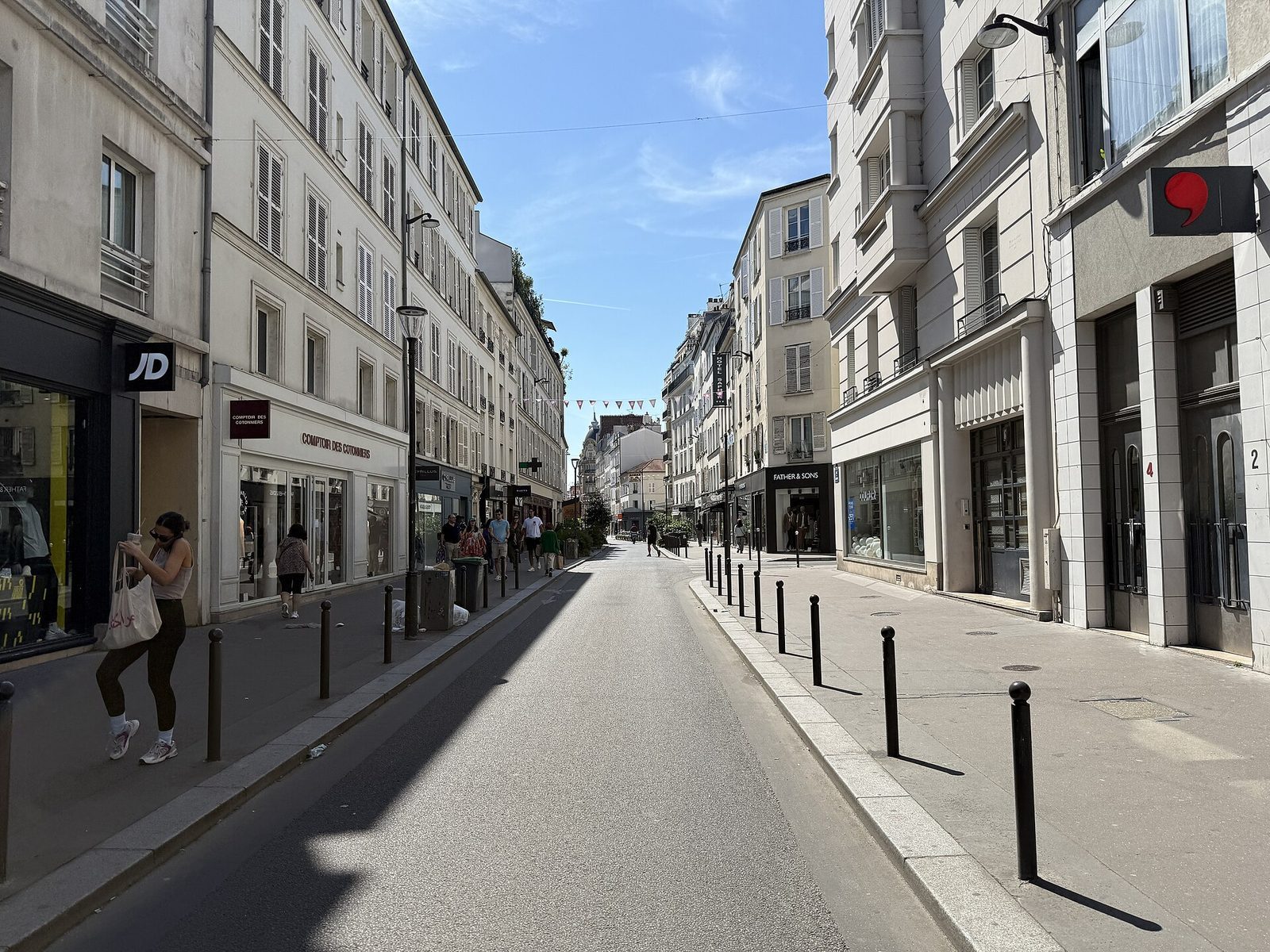 Rue du Commerce i 15. arrondissement med butikker, lave bygårder og folk på fortauet