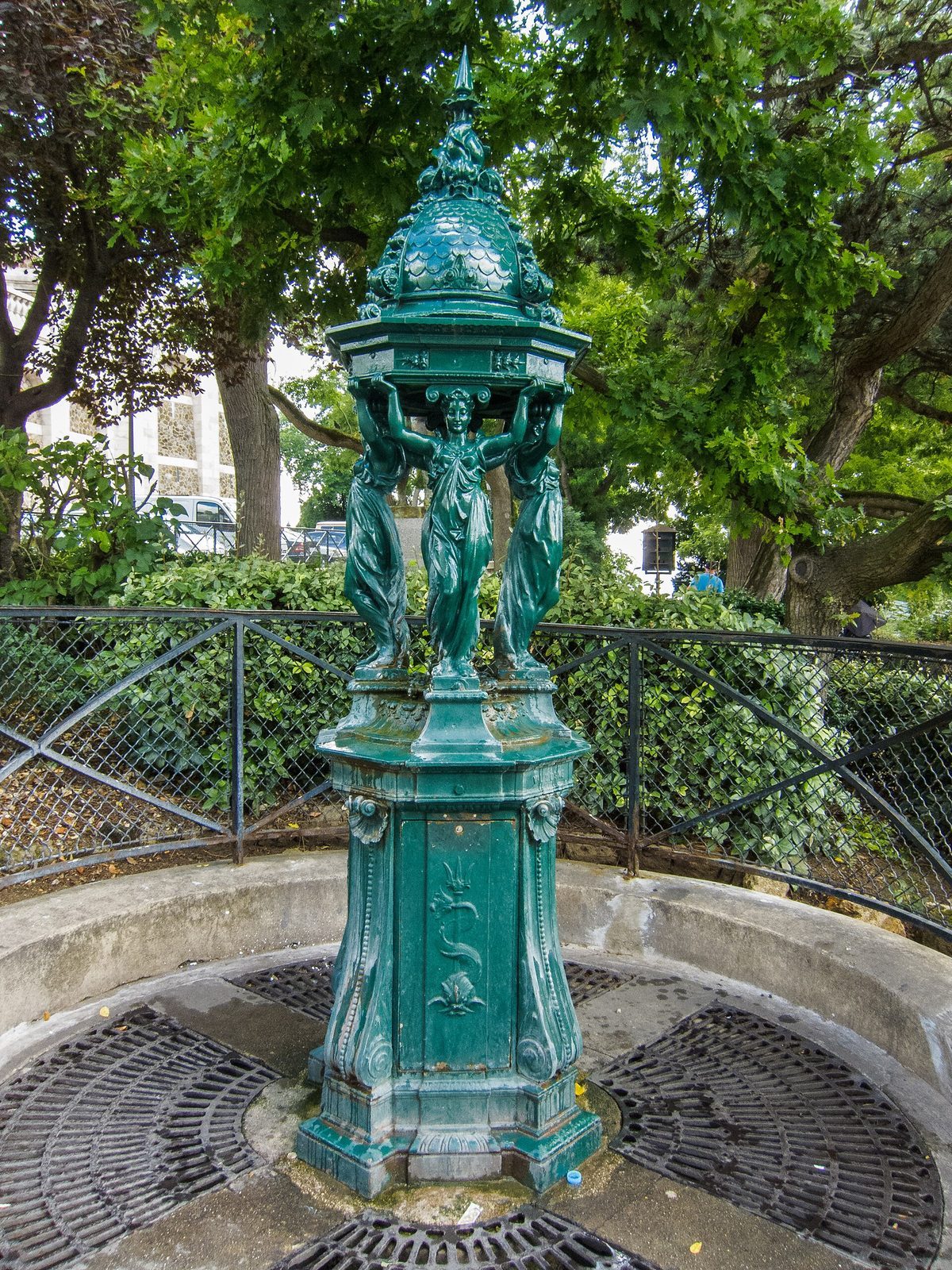 Grønn Wallace-fontene i støpejern i Montmartre, med fire kvinnefigurer som bærer den kuppelformede toppen