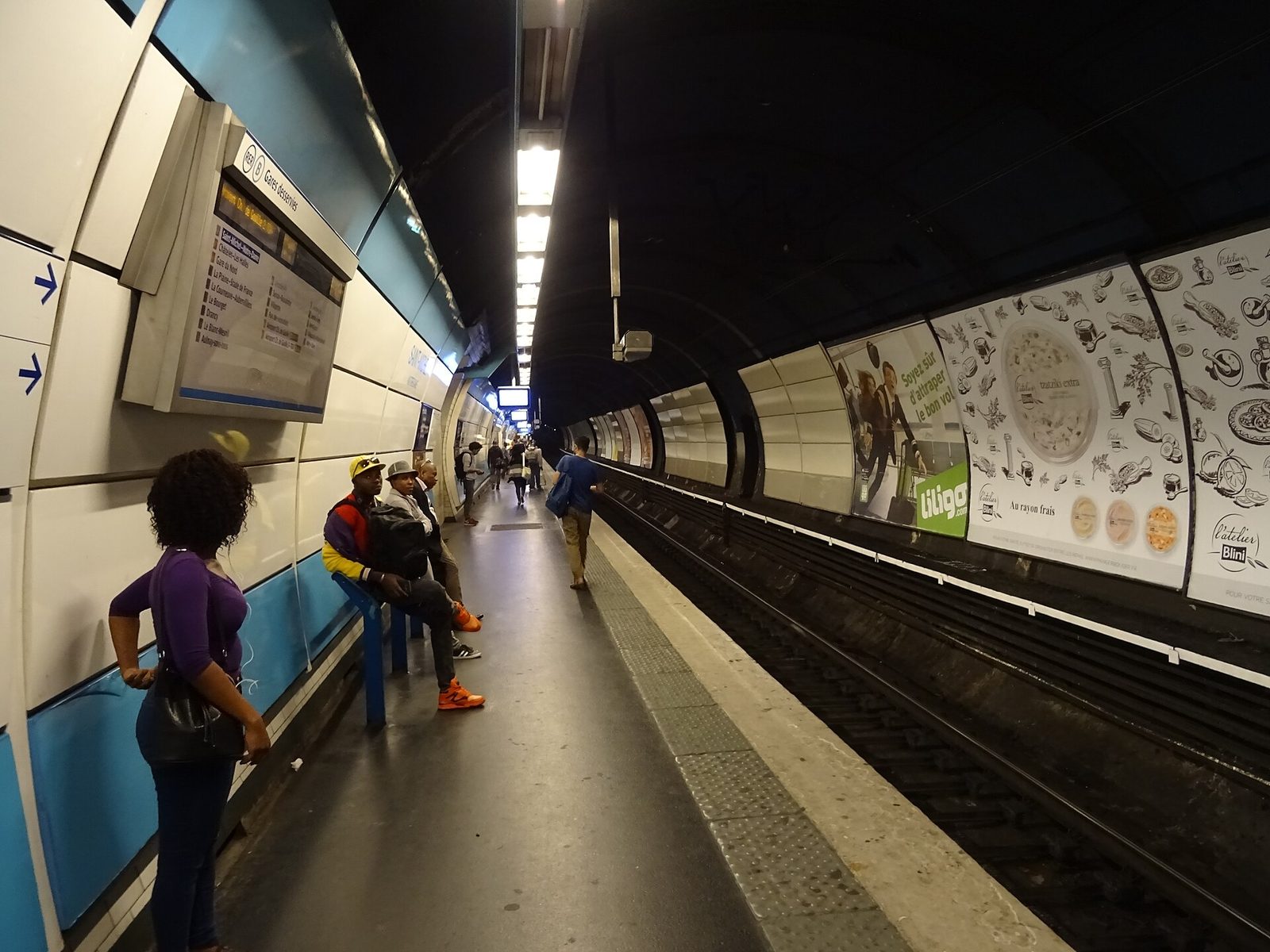 Perrong på RER B med informasjonstavle over stasjonene linja betjener