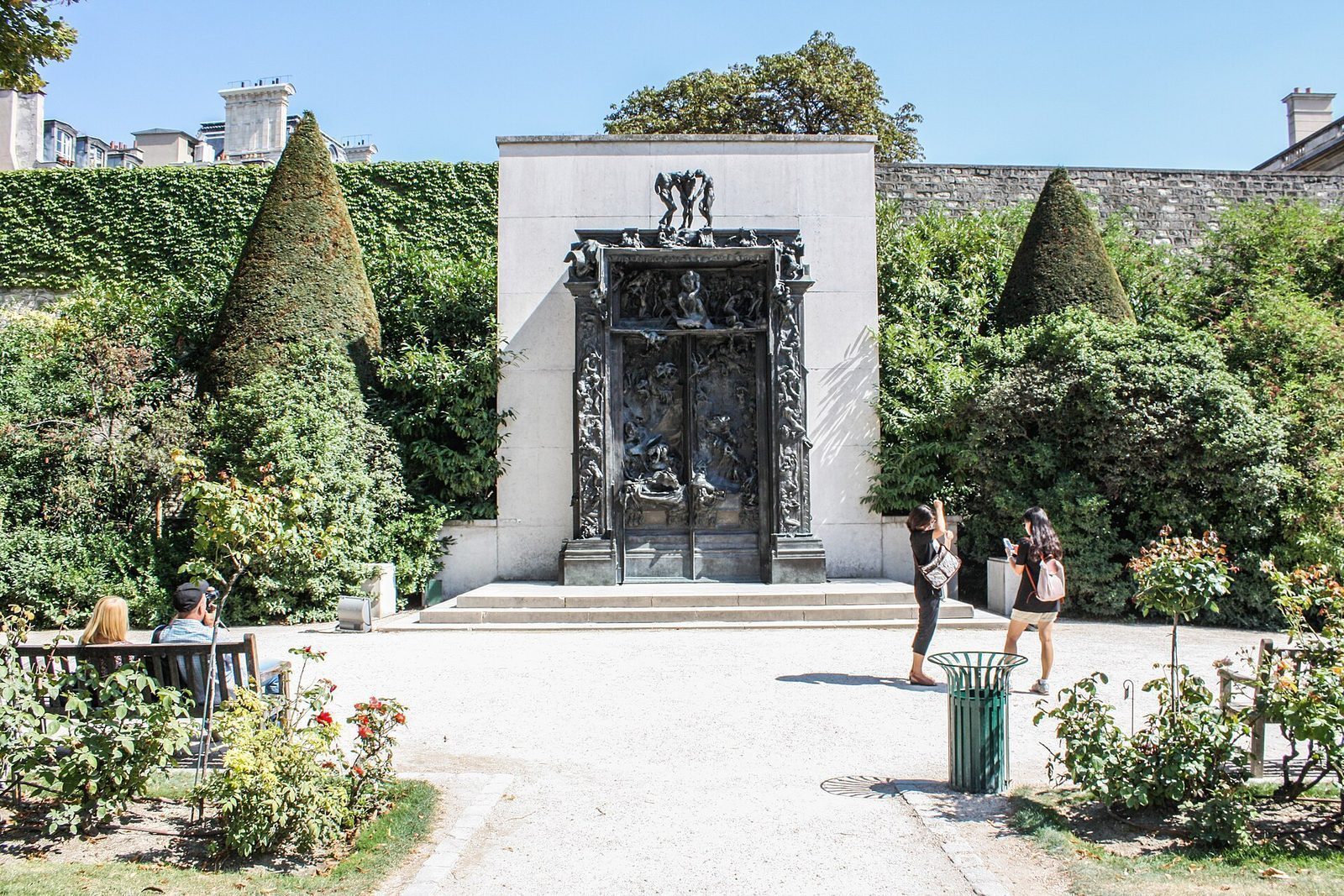 Rodins bronseport «Helvetesporten» i skulpturhagen ved Musée Rodin