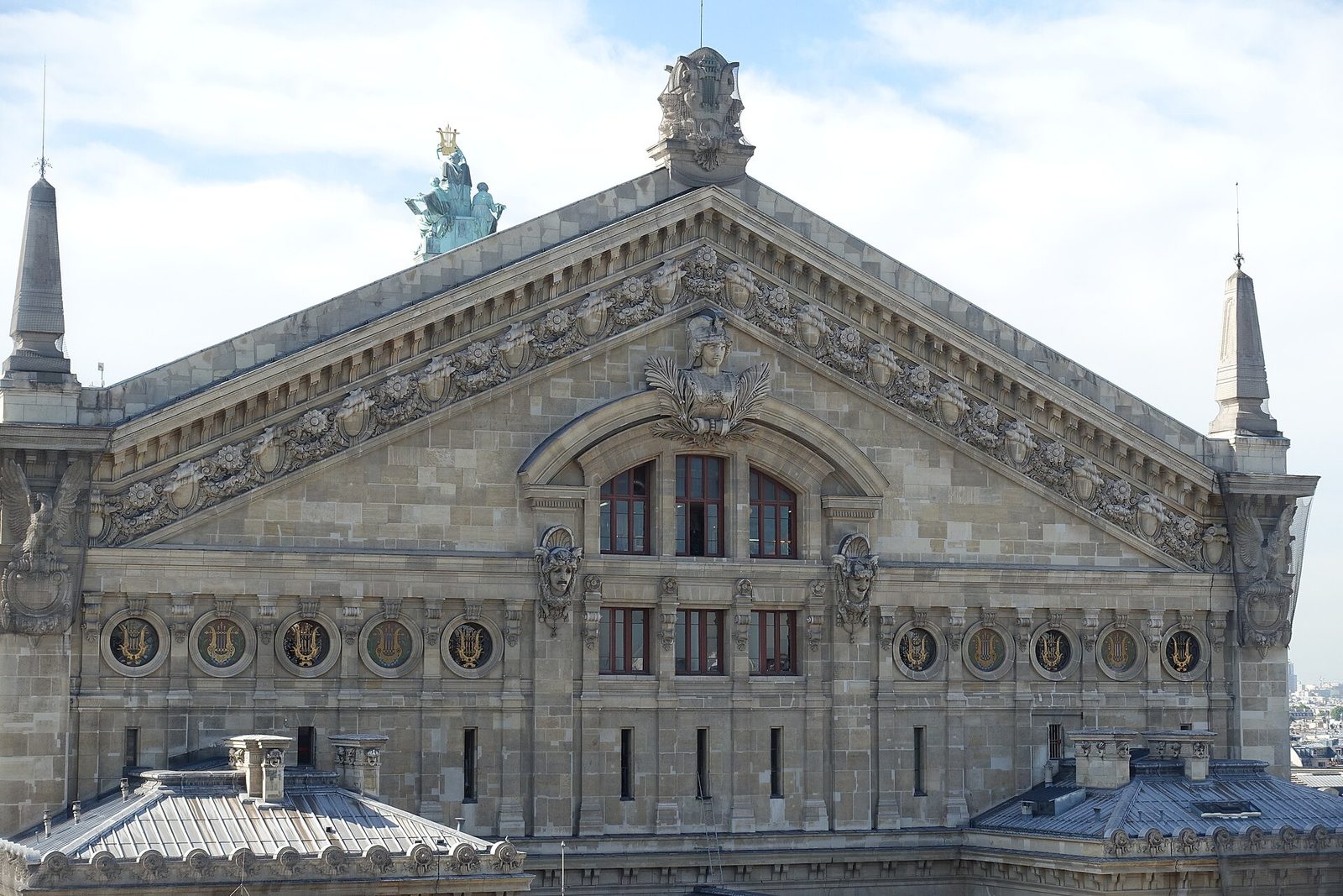 Baksiden av Palais Garnier med skulpturer og gavl sett fra en takterrasse