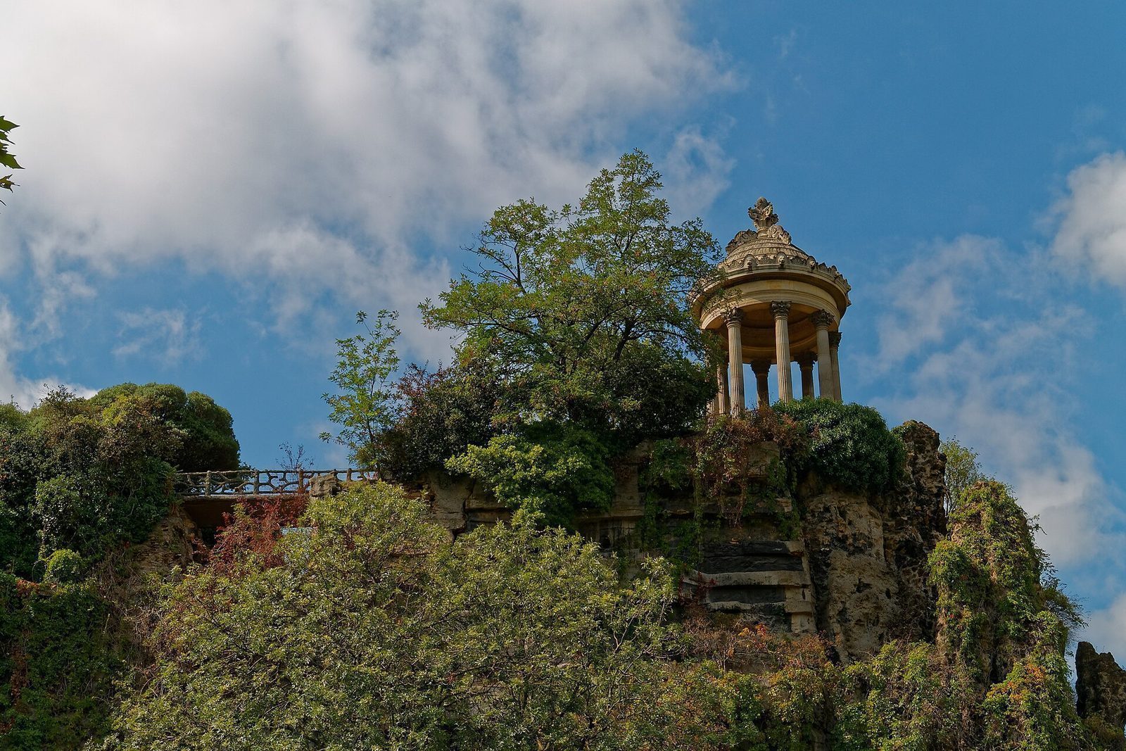 Det lille rundtempelet Temple de la Sibylle på klippetoppen i Parc des Buttes-Chaumont