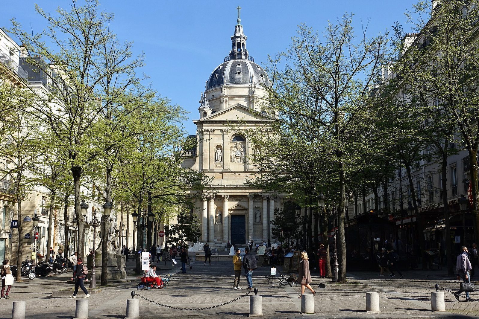 Sorbonne-kapellets kuppel sett fra Place de la Sorbonne med kafébord i forgrunnen