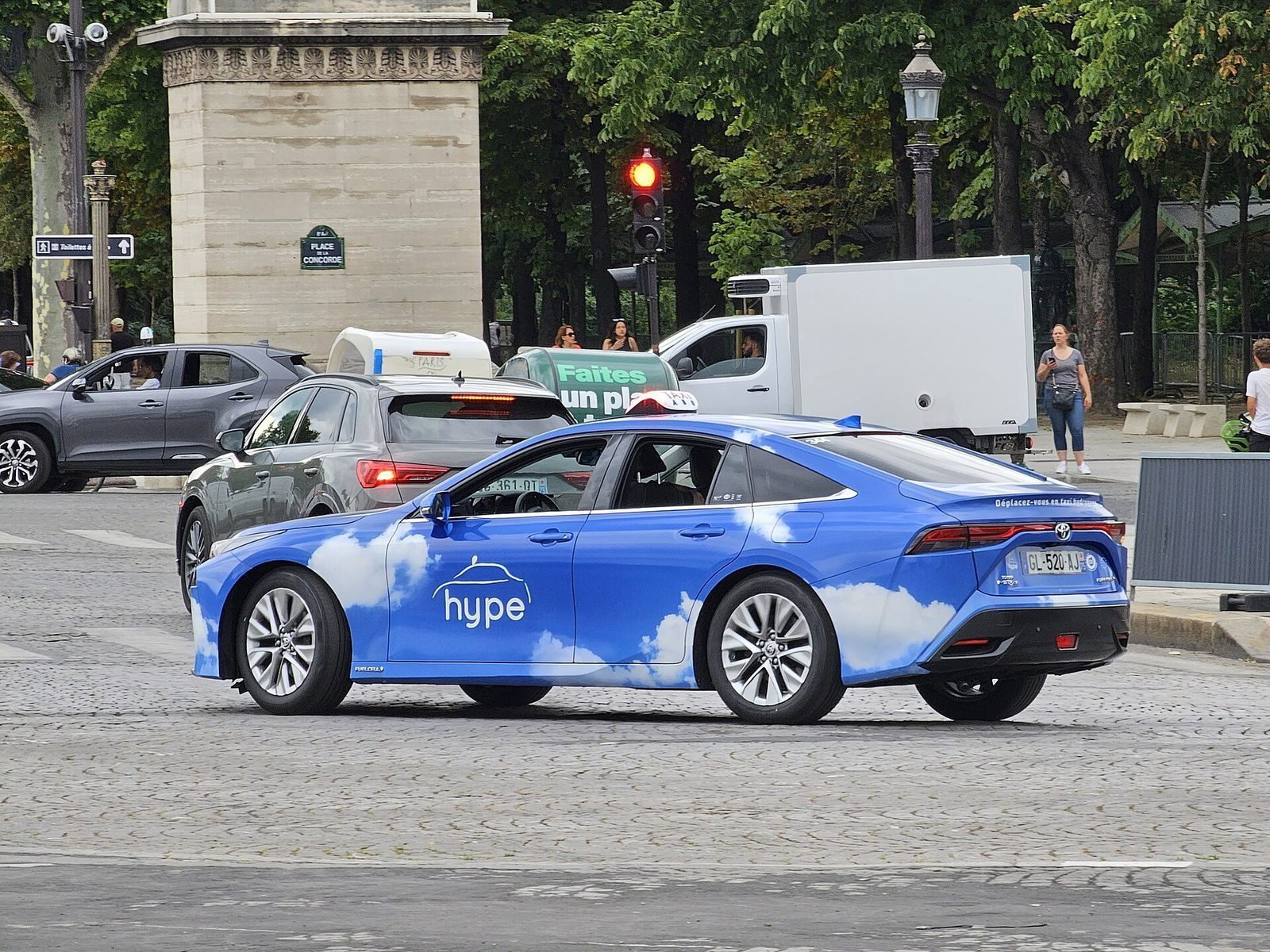Parisisk taxi med taklykt på vei over Place de la Concorde