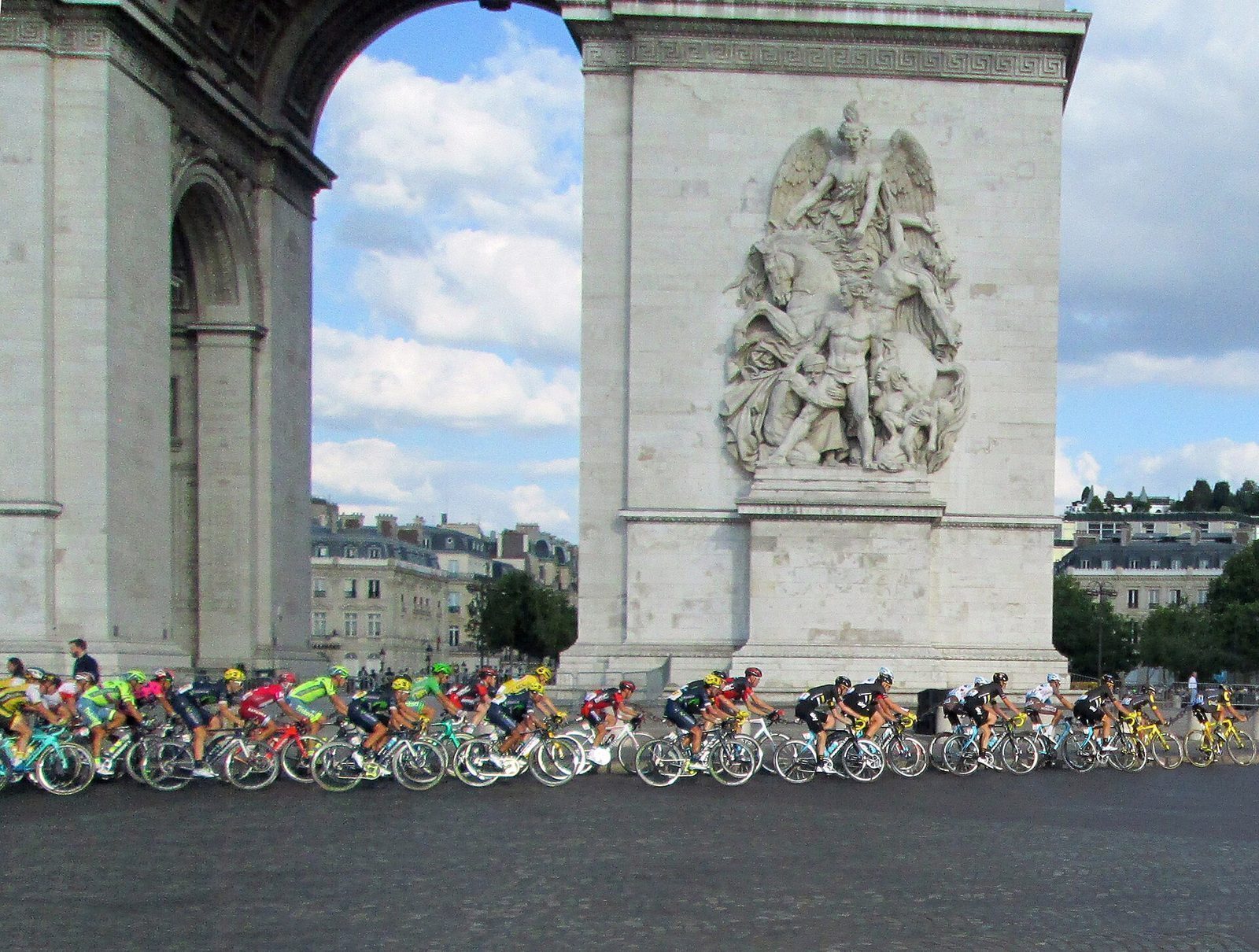Feltet i Tour de France sykler rundt Triumfbuen på Place de l'Étoile