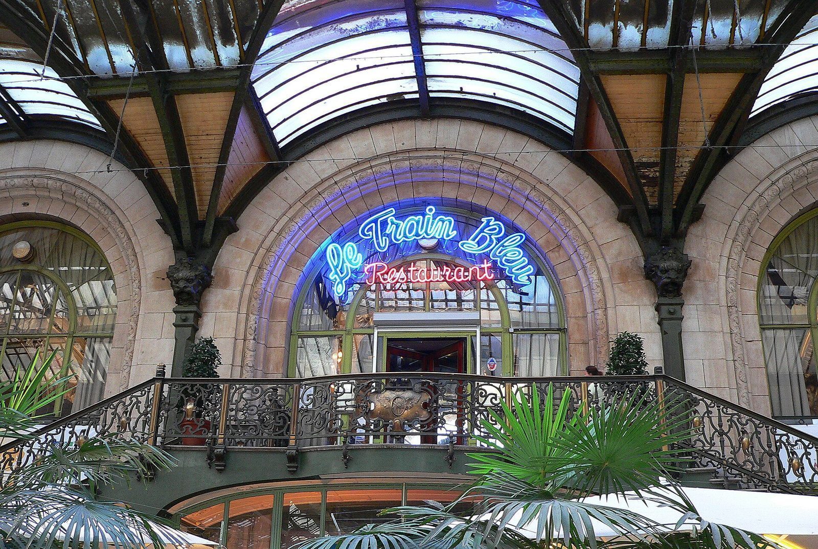 Den forgylte trappa og neonskiltet til restauranten Le Train Bleu på Gare de Lyon