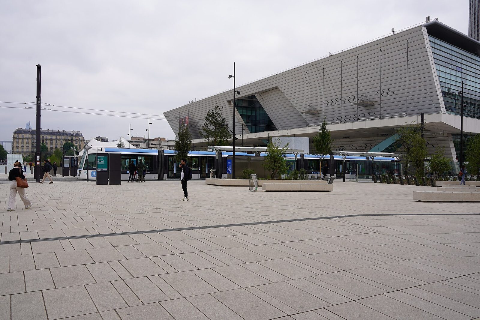Langt trikkesett på linje T3b ved Porte Maillot foran Palais des Congrès