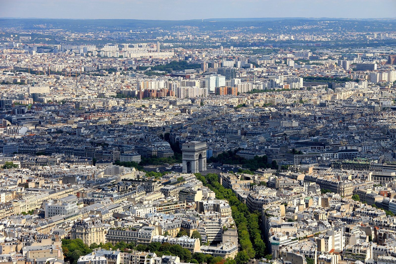 Triumfbuen og de tolv avenyene rundt Place Charles de Gaulle sett ovenfra fra Eiffeltårnet
