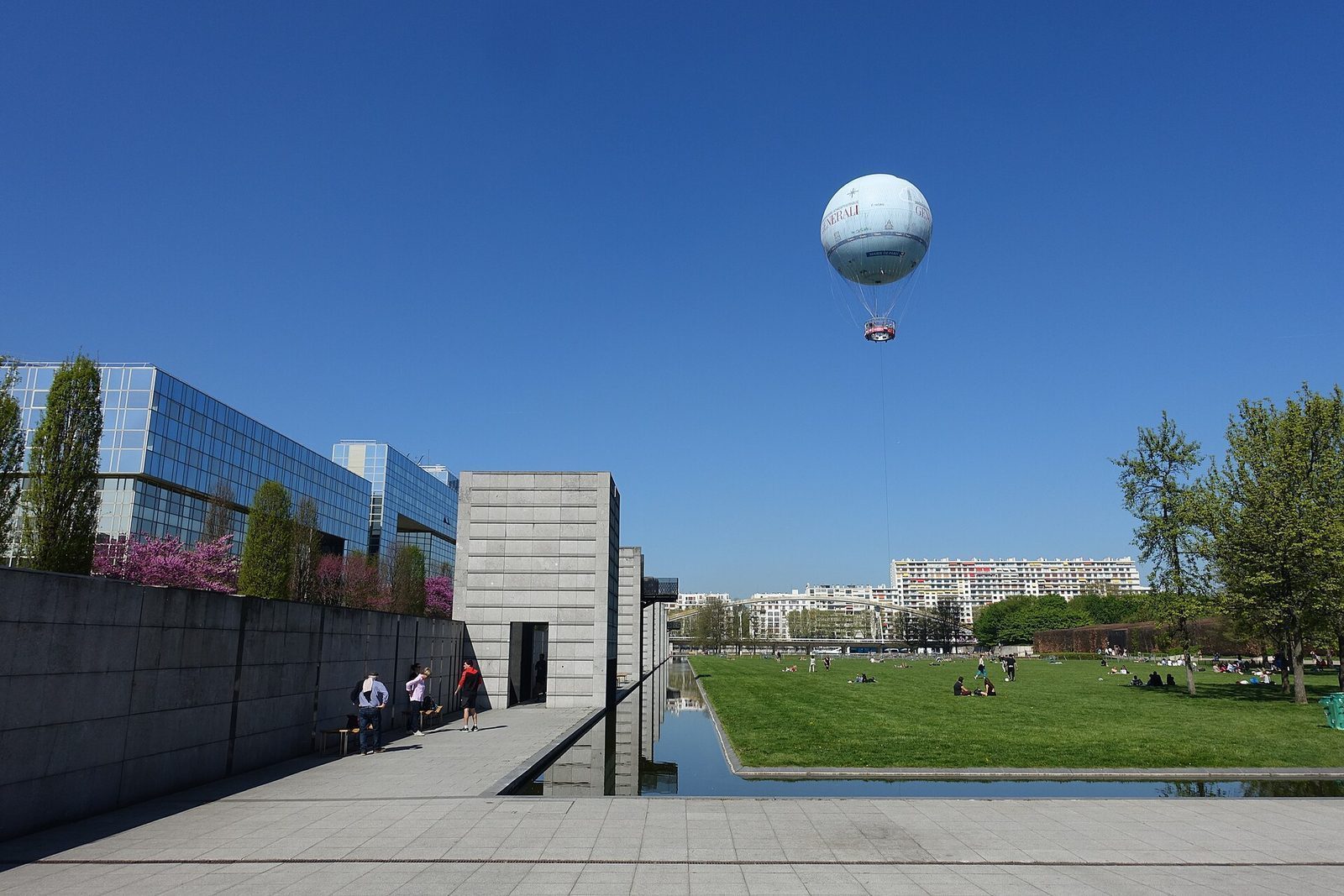 Parc André-Citroën med drivhus, kanal og stor plen, og heliumballongen Ballon de Paris i lufta over