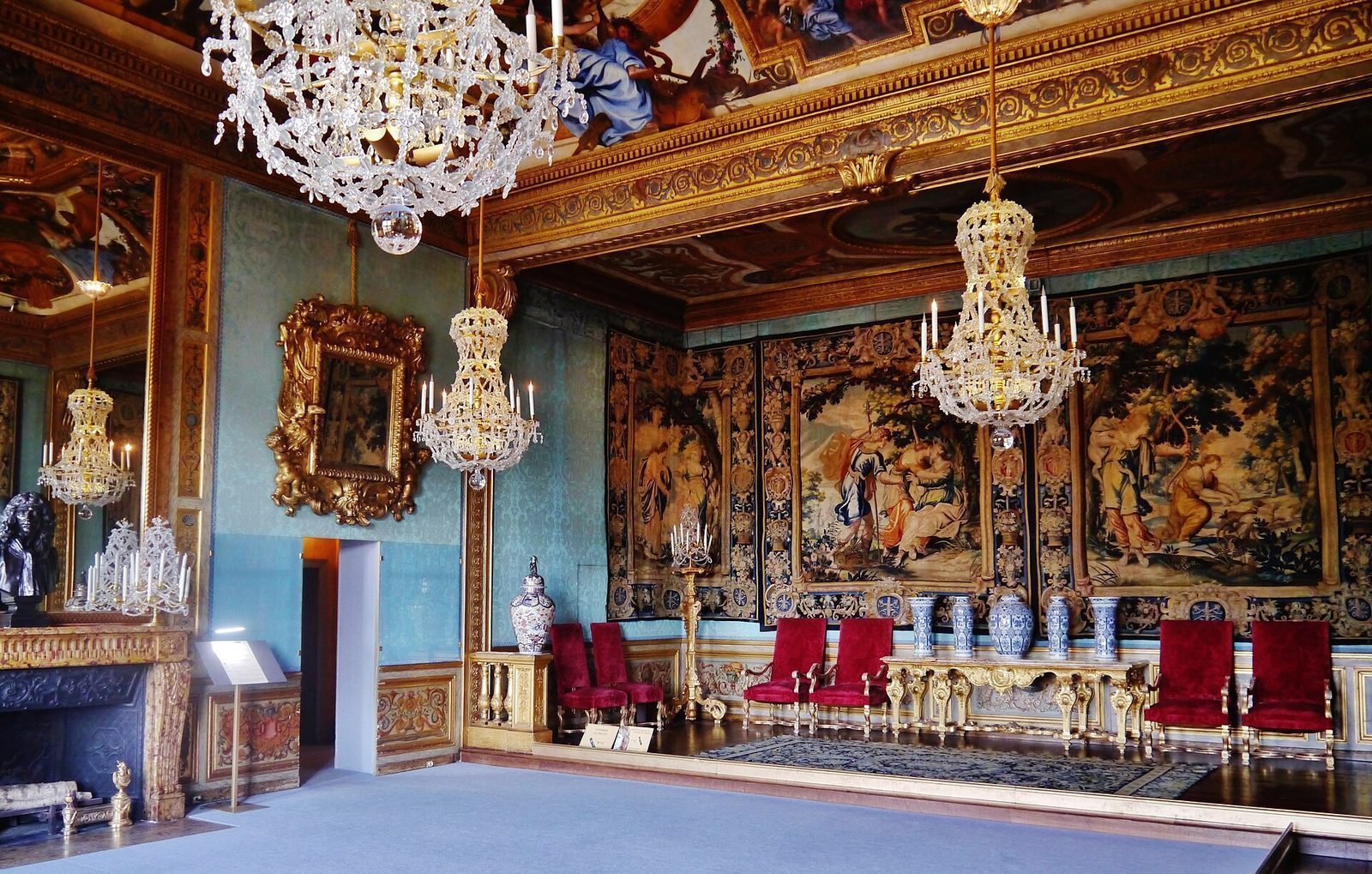 Musesalongen i Vaux-le-Vicomte med gobeliner, forgylte lister og krystall-lysekroner