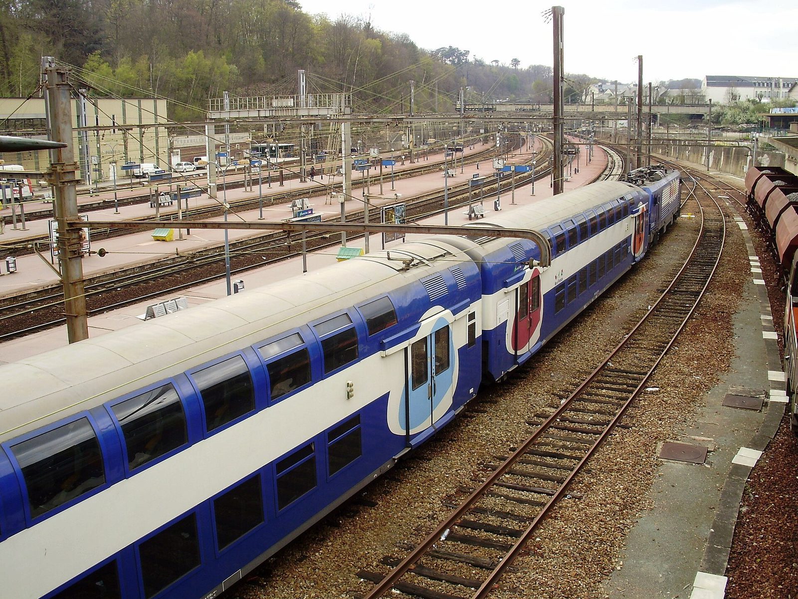 Dobbeltdekkertog fra Transilien ved perrongen på Versailles-Chantiers, med sporområdet i vifte bak