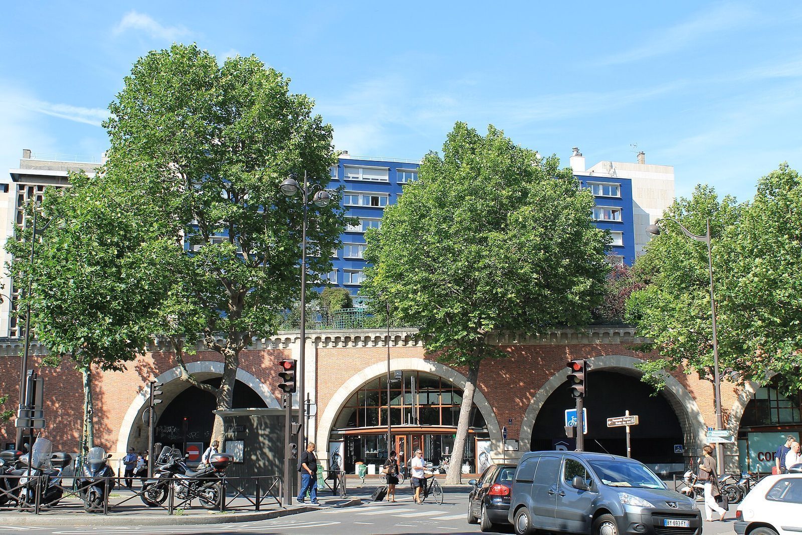 Viaduc des Arts sett fra Avenue Daumesnil, med murbuer, verkstedvinduer og parken oppå viadukten