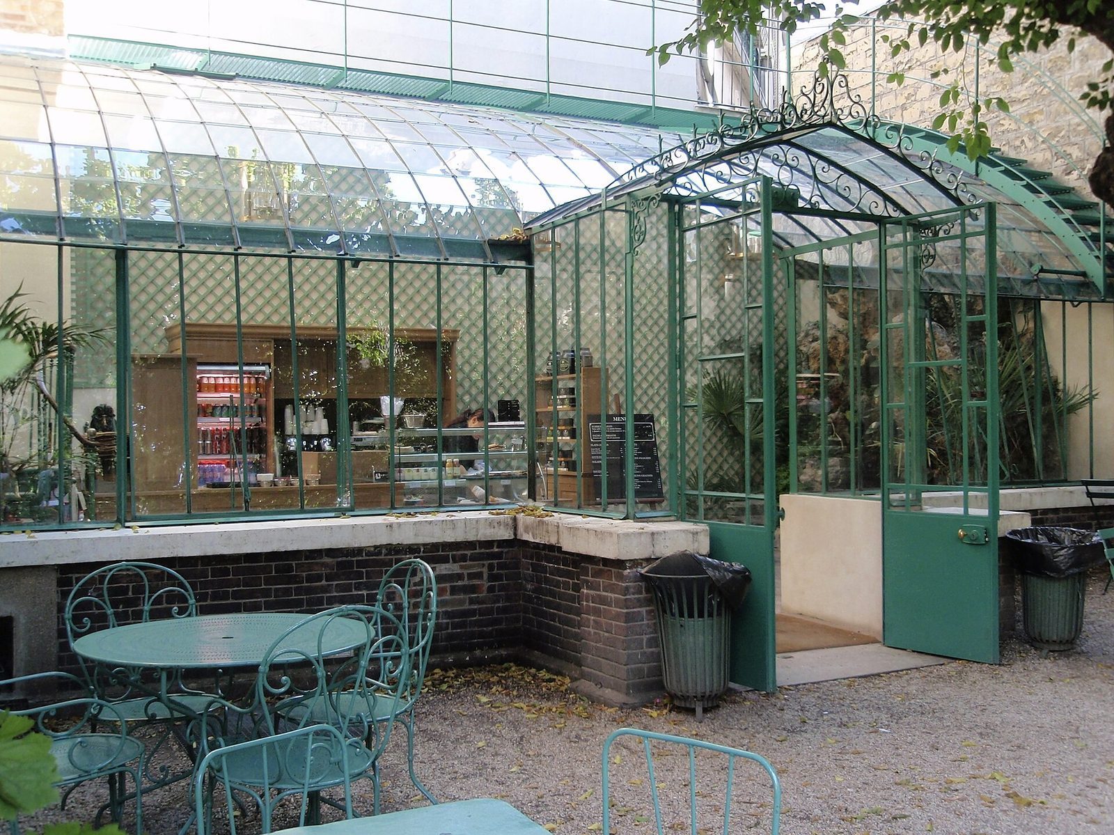 Vinterhagen i glass og grønt smijern som huser museumskafeen i Musée de la Vie Romantique