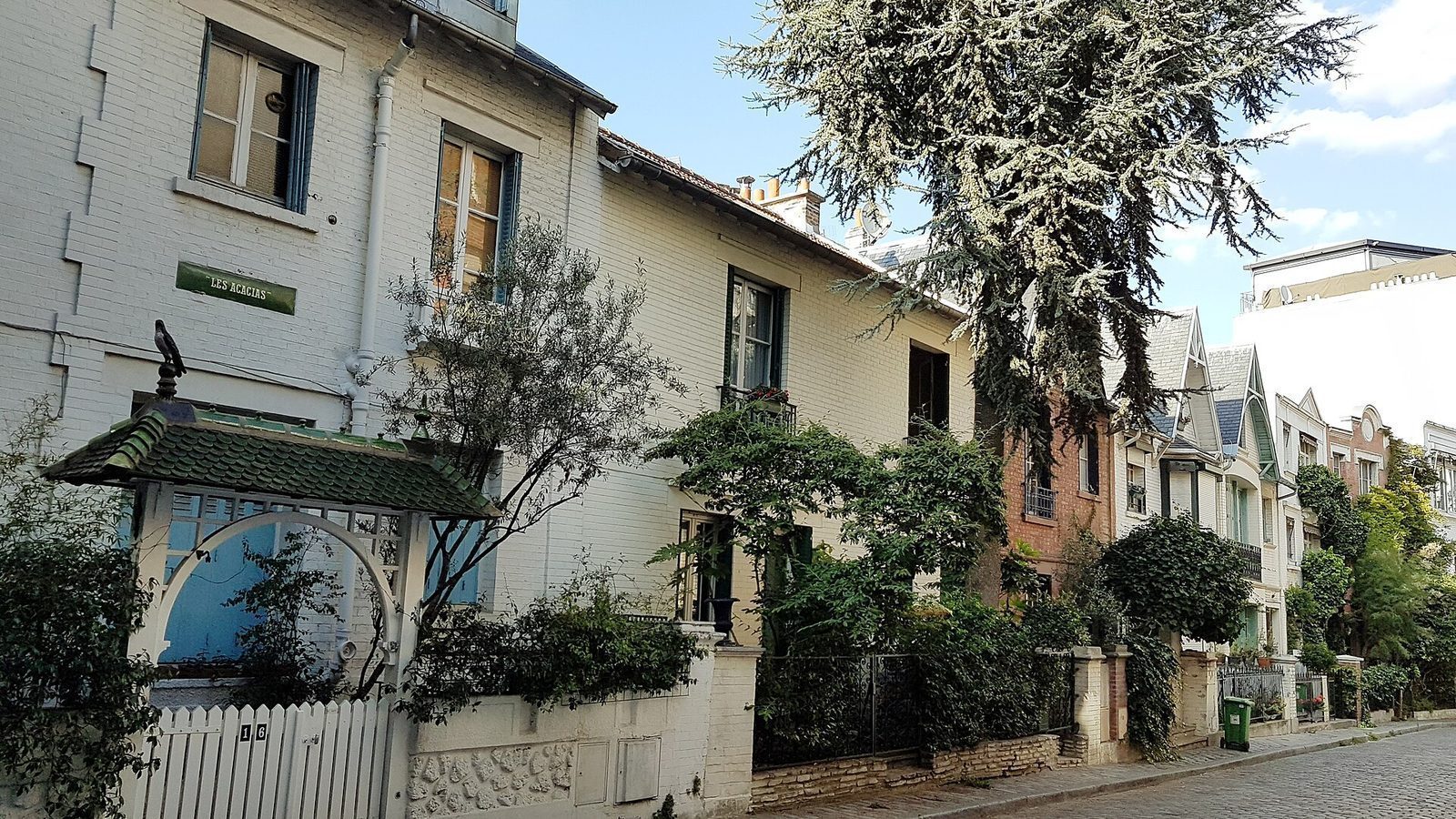 Lave murhus med hager og klatreplanter i den stille blindveien Villa Léandre