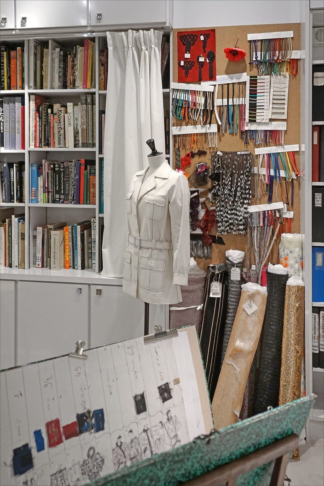 Yves Saint Laurents bevarte atelier i avenue Marceau med tøyprøver, oppslagstavle og bøker